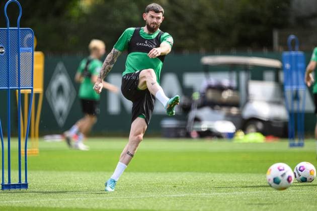 GER, 1 FBL, Werder Bremen Training 15 08 2023, Trainingsgelaende am wohninvest WESERSTADION Platz 11, Bremen, GER, 1 FBL, Werder Bremen Training Oliver Burke Werder Bremen 24 Ball am Fuss, nordphotoxGmbHxx xKokenge nph00001