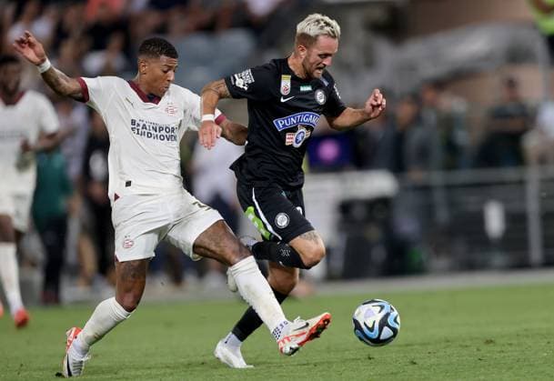 SOCCER - UEFA CL, Sturm vs Eindhoven GRAZ,AUSTRIA,15.AUG.23 - SOCCER - UEFA Champions League, qualification, SK Sturm Graz vs PSV Eindhoven. Image shows Patrick van Aanholt (Eindhoven) and Jakob Jantscher (Sturm).  GEPAxpictures xHansxOberlaender