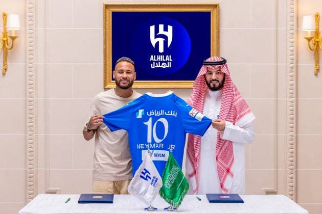 Bilder des Jahres 2023, Sport 08 August Sport Themen der Woche KW33 Sport Bilder des Tages Neymar Signs to Al-Hilal Saudi Club - Riyadh In a photo released by the Saudi Al-Hilal football club on August 15, 2023, Brazilian football player Neymar da Silva Santos Junior, known as Neymar Junior (L) poses with Al-Hilal President Fahad bin Nafel at the Al-Hilal stadium in Riyadh, Kingdom of Saudi Arabia. Photo by Balkis Press ABACAPRESS.COM Riyadh Saudi Arabia  Copyright: xBalkisxPress ABACAx 864104_006 BalkisxPress ABACAx 864104_006