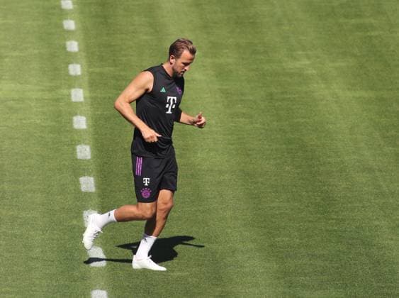 Sport Themen der Woche KW33 München, Deutschland 16. August 2023: Fussball, Herren, Saison 2023 2024, FC Bayern München,Training, Säbenerstrasse Harry Kane (FC Bayern München) beim Laufen, Blick nach unten *** Munich, Germany 16 August 2023 football, men, season 2023 2024, FC Bayern Munich,training, Säbenerstrasse Harry Kane FC Bayern Munich running, look down