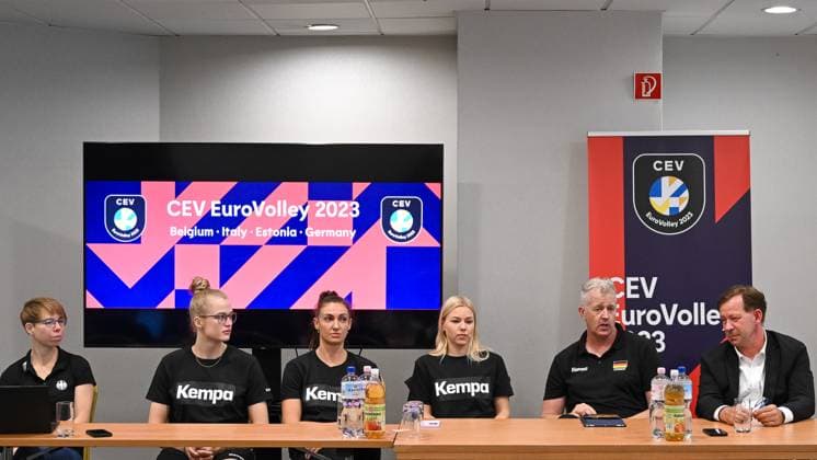Sport Themen der Woche KW33 Die Teilnehmer der Pressekonferenz des Deutschen Volleyball Verbandes. Lea Becker (Deutscher Volleyball Verband, Referentin Presse), Hanna Orthmann (EM-Botschafterin, 12) , Lena Stigrot (Deutschland, 10), Anna Pogany (EM-Botschafterin, 04), Vital Heynen (Deutschland, Trainer) und Burkhard Hintzsche (Stadtdirektor Duesseldorf). Pressekonferenz Deutscher Volleyballverband, Volleyball, EuroVolley 2023, 16.08.2023 Pressekonferenz Deutscher Volleyballverband, Volleyball, EuroVolley 2023, 16.08.2023 Duesseldorf *** The participants of the press conference of the German Volleyball Federation Lea Becker German Volleyball Federation, Press Officer , Hanna Orthmann European Championship Ambassador, 12 , Lena Stigrot Germany, 10 , Anna Pogany European Championship Ambassador, 04 , Vital Heynen Germany, Coach and Burkhard Hintzsche City Director Duesseldorf Press Conference German Volleyball Federation, Volleyball, EuroVolley 2023, 16 08 2023 Press Conference German Volleyball Federation, Volleyball, EuroVolley 2023, 16 08 2023 Duesseldorf Copyright: xEibner-Pressefoto ThomasxHaeslerx EP_THR