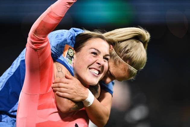 Sport Bilder des Tages SYDNEY, AUSTRALIA - AUGUST 16: Mary Earps of England celebrates after the match during the Women s World Cup Semi Final football match between the Australia Matildas and England at Stadium Australia on August 16, 2023 in Sydney, Australia. (Photo by Steven Markham Icon Sportswire) SOCCER: AUG 16 Women s World Cup Semi Final - Australia v England EDITORIAL USE ONLY Icon1608230096
