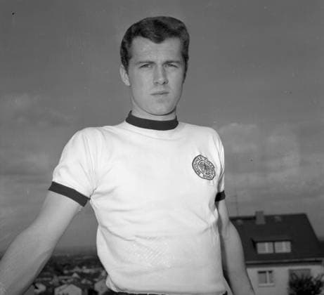 Franz Beckenbauer (Deutschland) Porträt im Nationaltrikot 23.05.1966 in Hofheim im Taunus *** Franz Beckenbauer Germany portrait in national jersey 23 05 1966 in Hofheim im Taunus HM