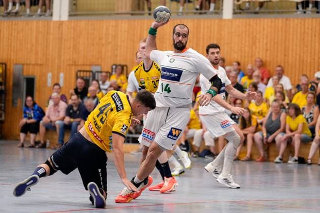 Sport Themen der Woche KW33 Sport Bilder des Tages v.li.: Halil Jaganjac (RNL, 45), Vladimir Vranjes (HSG, 14), Zweikampf, Spielszene, Duell, duel, tackle, tackling, Dynamik, Action, Aktion, 16.08.2023, Kronau (Deutschland), Handball, Testspiel, Rhein-Neckar Löwen - HSG Wetzlar *** v li Halil Jaganjac RNL, 45 , Vladimir Vranjes HSG, 14 , duel, tackle, tackling, dynamic, action, action, 16 08 2023, Kronau Germany , handball, test match, Rhein Neckar Löwen HSG Wetzlar xozx