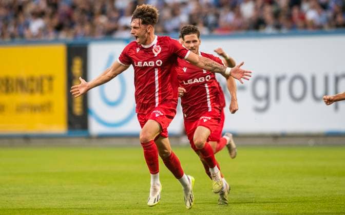 Sport Themen der Woche KW33 16.8.2023, GER, Fußball, Herren, Regionalliga Nordost, Saison 2023 2024, 2. Spieltag, FC Hansa Rostock U23 - FC Energie Cottbus Tim Heike (FC Energie Cottbus, vorne) jubelt über seinen Treffer zum 3:2. Rostock Ostseestadion Mecklenburg-Vorpommern Deutschland *** 16 8 2023, GER, Football, Men, Regionalliga Nordost, Season 2023 2024, Matchday 2, FC Hansa Rostock U23 FC Energie Cottbus Tim Heike FC Energie Cottbus, front cheers for his goal to make it 3 2 Rostock Ostseestadion Mecklenburg Western Pomerania Germany