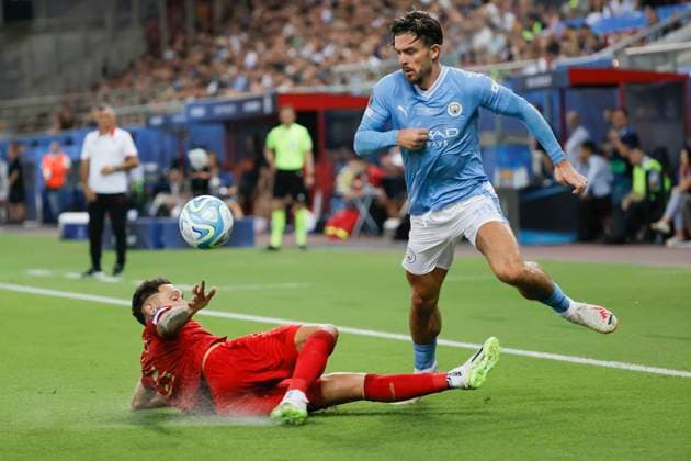 Sport Themen der Woche KW33 Sport Bilder des Tages Sevilla s striker Lucas Ocampos (L) in action against Manchester City s striker Jack Grealish (R) during the UEFA Super Cup between Sevilla FC and Manchester City held at Georgios Karaiskakis Stadium in Piraeus, Greece, 16 August 2023. UEFA Super Cup - Sevilla FC vs. Manchester City !ACHTUNG: NUR REDAKTIONELLE NUTZUNG!  Copyright: xJuanxCarlosxCardenasx GRAF6767 20230816-55011717288_1