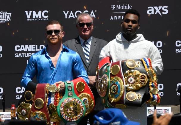 Sport Themen der Woche KW33 Sport Bilder des Tages (L-R)Canelo Alvarez, Tom Brown promoter and Jermell Charlo pose together with the boxer belts at a press conference, PK, Pressekonferenz at The Beverly Hilton Beverly Hills CA USA. Aug 16, 2023. The two will fight each other Sept 30 in Las Vegas at the T-Mobile arena. ZUMAPRESS) Beverly Hills USA - ZUMAbl1_ 0301857396st Copyright: xGenexBlevinsx