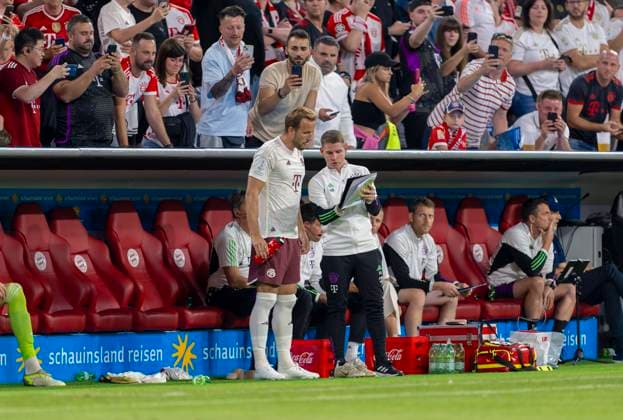 12 08 2023, Football 1 Bundesliga 2023 2024, Supercup Final 2023 FC Bayern Munich RB Leipzig, at Allianz Arena Munich re Co coach Anthony Barry FC Bayern Munich discusses tactics with Harry Kane FC Bayern Munich before substitution DFL and DFB regulations prohibit any use of photographs as image sequences and or quasi video