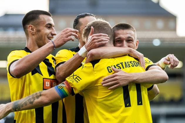 230817 Samuel Gustafson of Häcken celebrates with team after 2 0 during the UEFA Europa League qualification match between BK Häcken and Zalgiris Vilnius on August 17, 2023 in Göteborg Photo Michael Erichsen BILDBYRAN COP 89 MI0522 fotboll football soccer football uefa europa league kval qualifying round qualification bk häcken zalgiris vilnius bbeng jubel  Copyright: MICHAELxERICHSEN BB230817MI049