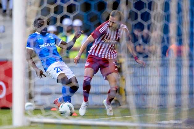 KRC Genk v Olympiacos - UEFA Europa League Qualifying GENK, BELGIUM - AUGUST 17 : Paintsil Joseph forward of KRC Genk battles for the ball with Quini defender of Olympiacos FC during the second leg match of the UEFA Europa League season 2023 - 2024 third qualifying round between KRC Genk and Olympiacos on August 17, 2023 in Genk, BELGIUM, 17 08 2023 Genk BELGIUM  Copyright: xSesx