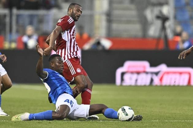 Genk s Carlos Cuesta and Olympiacos Ayoub El Kaabi fight for the ball during a soccer game between Belgian KRC Genk and Greek Olympiacos F.C., Thursday 17 August 2023 in Genk, the second leg of the third qualifying round for the UEFA Europa League competition. JOHAN EYCKENS JohanxEyckens  x72168702x