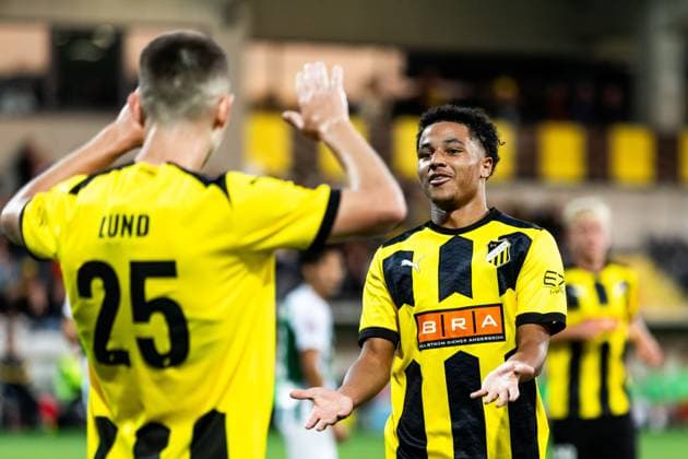 230817 Momodou Lamin Sonko of Häcken celebrates with Kristoffer Lund Hansen of Häcken after 5 0 during the UEFA Europa League qualification match between BK Häcken and Zalgiris Vilnius on August 17, 2023 in Göteborg Photo Michael Erichsen BILDBYRAN COP 89 MI0522 fotboll football soccer fotball uefa europa league kval qualifying round qualification bk häcken zalgiris vilnius bbeng jubel  Copyright: MICHAELxERICHSEN BB230817MI061