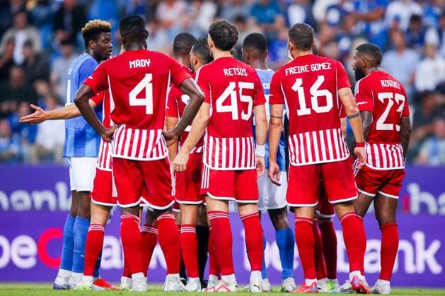 KRC Genk v Olympiacos - UEFA Europa League Qualifying GENK, BELGIUM - AUGUST 17 : The team of Olympiacos in a discussion with referee Tobias Stieler during the second leg match of the UEFA Europa League season 2023 - 2024 third qualifying round between KRC Genk and Olympiacos on August 17, 2023 in Genk, BELGIUM, 17 08 2023 ( Genk BELGIUM  Copyright: xTsx