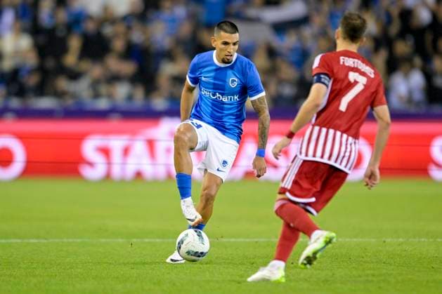 KRC Genk v Olympiacos - UEFA Europa League Qualifying GENK, BELGIUM - AUGUST 17 : Munoz Daniel defender of KRC Genk battles for the ball with Kostas Fortounis forward of Olympiacos FC during the second leg match of the UEFA Europa League season 2023 - 2024 third qualifying round between KRC Genk and Olympiacos on August 17, 2023 in Genk, BELGIUM, 17 08 2023 Genk BELGIUM  Copyright: xSesx