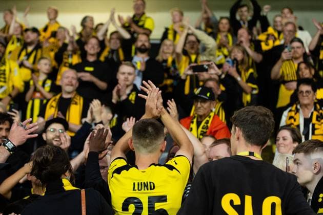 230817 Kristoffer Lund Hansen of Häcken celebrates with supporters after the UEFA Europa League qualification match between BK Häcken and Zalgiris Vilnius on August 17, 2023 in Gothenburg Photo Michael Erichsen BILDBYRAN COP 89 MI0522 bbeng bk häcken football fotball fotboll fotboll kval qualification qualifying round soccer uefa europa league zalgiris vilnius jubel publik  Copyright: MICHAELxERICHSEN BB230817MI081