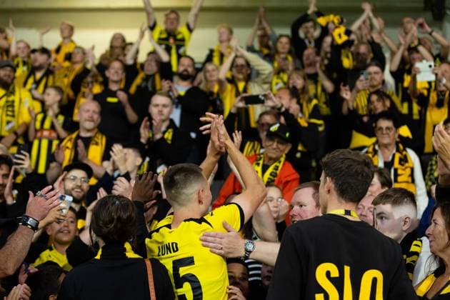 230817 Kristoffer Lund Hansen of Häcken celebrates with supporters after the UEFA Europa League qualification match between BK Häcken and Zalgiris Vilnius on August 17, 2023 in Gothenburg Photo Michael Erichsen BILDBYRAN COP 89 MI0522 bbeng bk häcken football fotball fotboll fotboll kval qualification qualifying round soccer uefa europa league zalgiris vilnius jubel publik  Copyright: MICHAELxERICHSEN BB230817MI082