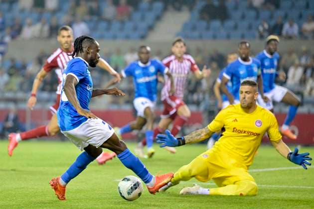 KRC Genk v Olympiacos - UEFA Europa League Qualifying GENK, BELGIUM - AUGUST 17 : Paintsil Joseph forward of KRC Genk battles for the ball with Paschalakis Alexandros goalkeeper of Olympiacos FC during the second leg match of the UEFA Europa League season 2023 - 2024 third qualifying round between KRC Genk and Olympiacos on August 17, 2023 in Genk, BELGIUM, 17 08 2023 Genk BELGIUM  Copyright: xSesx