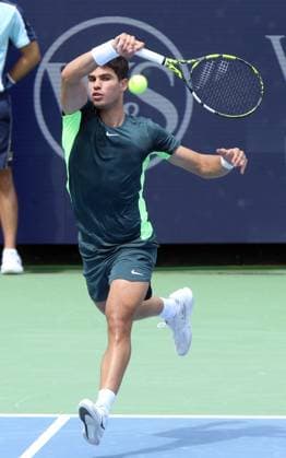 Spanish tennis player Carlos Alcaraz returns a ball against US Tommy Paul, during a match of the Cincinnati Masters tournament, at the Lindner Family Tennis Center in Mason, Ohio, USA, 17 August 2023. Masters de Cincinnati in USA !ACHTUNG: NUR REDAKTIONELLE NUTZUNG!  Copyright: xMARKxLYONSx AME2181 20230817-55011722708_1