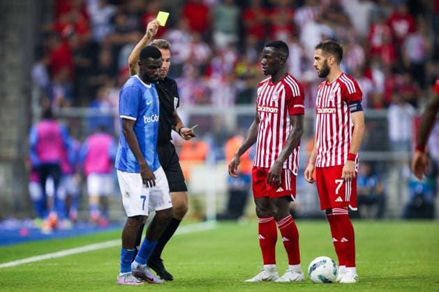 KRC Genk v Olympiacos - UEFA Europa League Qualifying GENK, BELGIUM - AUGUST 17 : Fadera Alieu forward of KRC Genk receiving a yellow card from referee Tobias Stieler during the second leg match of the UEFA Europa League season 2023 - 2024 third qualifying round between KRC Genk and Olympiacos on August 17, 2023 in Genk, BELGIUM, 17 08 2023 ( Genk BELGIUM  Copyright: xTsx