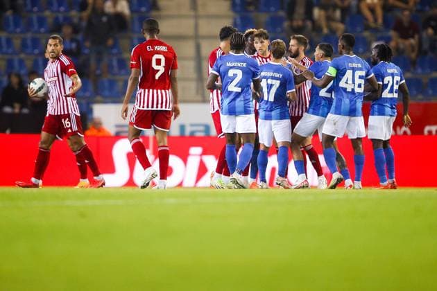 KRC Genk v Olympiacos - UEFA Europa League Qualifying GENK, BELGIUM - AUGUST 17 : The teams of KRC Genk and Olympiacos in a discussion during the second leg match of the UEFA Europa League season 2023 - 2024 third qualifying round between KRC Genk and Olympiacos on August 17, 2023 in Genk, BELGIUM, 17 08 2023 ( Genk BELGIUM  Copyright: xTsx