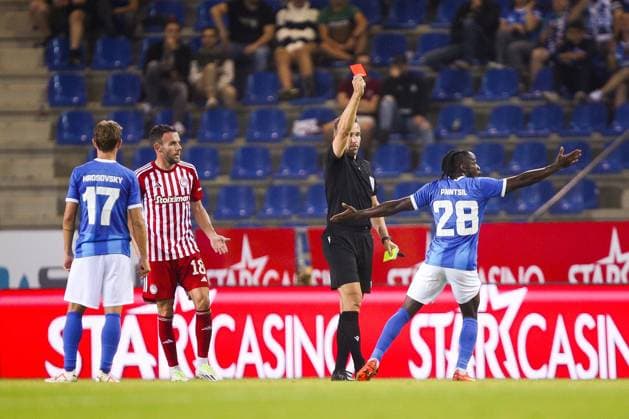 KRC Genk v Olympiacos - UEFA Europa League Qualifying GENK, BELGIUM - AUGUST 17 : Paintsil Joseph of KRC Genk receiving a red card from referee Tobias Stieler during the second leg match of the UEFA Europa League season 2023 - 2024 third qualifying round between KRC Genk and Olympiacos on August 17, 2023 in Genk, BELGIUM, 17 08 2023 ( Genk BELGIUM  Copyright: xTsx