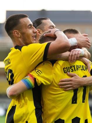 230817 Samuel Gustafson of Häcken celebrates scoring 2 0 with his team mates during the UEFA Europa League qualification match between BK Häcken and Zalgiris Vilnius on August 17, 2023 in Göteborg Photo Michael Erichsen BILDBYRAN COP 89 MI0522 bbeng bk häcken football fotball fotboll fotboll kval qualification qualifying round soccer uefa europa league zalgiris vilnius jubel  Copyright: MICHAELxERICHSEN BB230817MI102