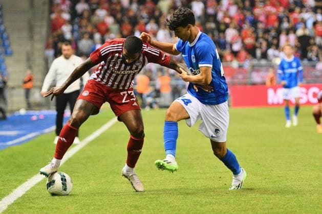 Olympiacos Rodinei Marcelo de Almeida and Genk s Luca Oyen fight for the ball during a soccer game between Belgian KRC Genk and Greek Olympiacos F.C., Thursday 17 August 2023 in Genk, the second leg of the third qualifying round for the UEFA Europa League competition. JOHAN EYCKENS JohanxEyckens  x72172910x