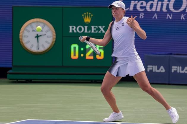 August 17, 2023, Mason, Ohio, USA: Iga Swiatek (POL) hits a forehand shot during ThursdayÃ¢â‚¬â ¢s round of the Western and Southern Open at the Lindner Family Tennis Center, Mason, Oh. Mason USA - ZUMAs304 20230817_zaf_s304_080 Copyright: xScottxStuartx