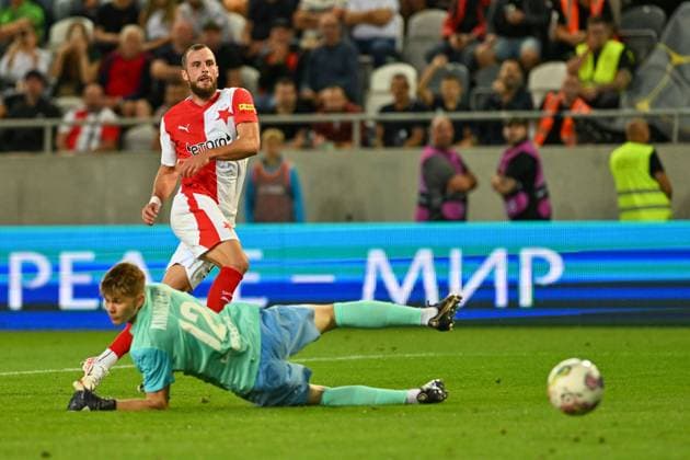 L-R Vaclav Jurecka (Slavia) scores against goalkeeper Yakiv Kinareykin (Dnipro) in the UEFA Europa League return leg of the 3rd round match Slavia Praha vs Dnipro, in Kosice, Slovakia, August 17, 2023. (CTKxPhoto VaclavxSalek) CTKPhotoP2023081707477  CTKPhotoP2023081707477