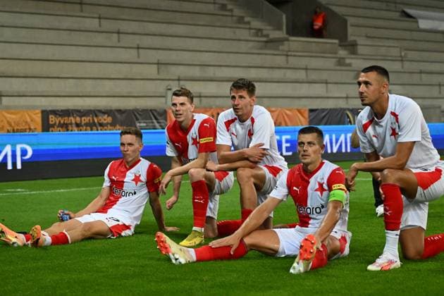Slavia players thank to fans after the UEFA Europa League return leg of the 3rd round match Slavia Praha vs Dnipro, in Kosice, Slovakia, August 17, 2023 (CTKxPhoto VaclavxSalek) CTKPhotoP2023081707487  CTKPhotoP2023081707487