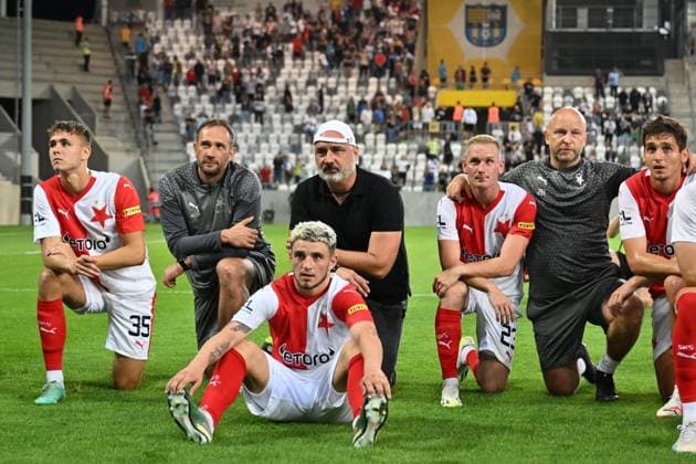 Slavia players with head coach Jindrich Trpisovsky (centre) thank to fans after the UEFA Europa League return leg of the 3rd round match Slavia Praha vs Dnipro, in Kosice, Slovakia, August 17, 2023 (CTKxPhoto VaclavxSalek) CTKPhotoP2023081707488  CTKPhotoP2023081707488