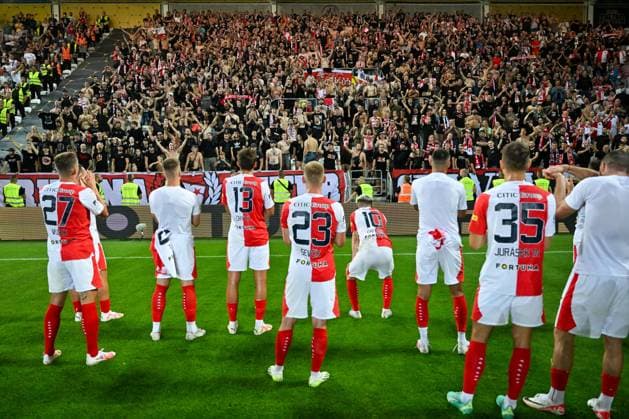 Slavia players thank to fans after the UEFA Europa League return leg of the 3rd round match Slavia Praha vs Dnipro, in Kosice, Slovakia, August 17, 2023. (CTKxPhoto VaclavxSalek) CTKPhotoP2023081707500  CTKPhotoP2023081707500