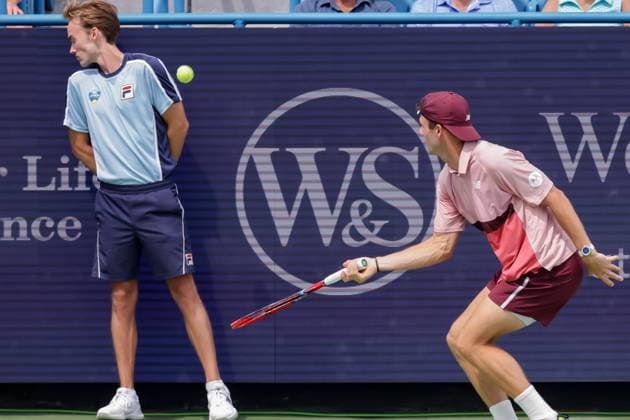 Sport Bilder des Tages August 17, 2023, Mason, Ohio, USA: A ball boy ducks to avoid being hit by a serve during ThursdayÃ¢â‚¬â ¢s round of the Western and Southern Open at the Lindner Family Tennis Center, Mason, Oh. Mason USA - ZUMAs304 20230817_zaf_s304_149 Copyright: xScottxStuartx