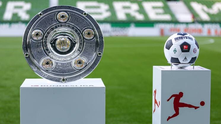 v li The championship trophy and the match ball are lying on a stand, a stand in the stadium on the field, lawn, Bundesliga, Derbystar, Brillant APS, symbol photo, symbol picture soccer, soccer, ball, bowl, championship, cup, prize, trophy, German champion, bowl, champion, winner, DFL, German Football Champion, THE DFL DIRECTIVES PROHIBIT ANY USE OF PHOTOGRAPHS AS IMAGE SEQUENCES AND OR VIDEOA HNUAL PHOTOSTRACKS DFL REGULATES PROHIBIT ANY USE OF PHOTOGRAPHS AS IMAGE SEQUENCES AND OR QUASI VIDEO , 18 08 2023, Bremen Germany , Football, Bundesliga, SV Werder Bremen FC Bayern Munich xobx