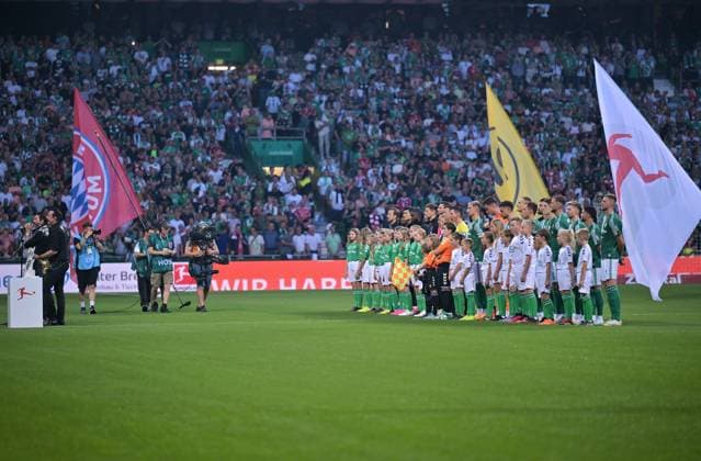GER, 1 FBL, SV Werder Bremen vs FC Bayern Muenchen 18 08 2023, wohninvest Weserstadion, Bremen, GER, 1 FBL, SV Werder Bremen vs FC Bayern Muenchen in picture shows feature impressions the two teams of SV Werder Bremen and FC Bayern Muenchen during the national anthem sung by The BossHoss nordphotoxGmbHx xKokenge nph00001