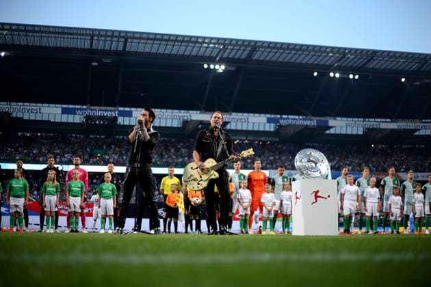 18 08 2023, Football 1 Bundesliga 2023 2024, 1 matchday, SV Werder Bremen FC Bayern Munich, at Wohninvest Weserstadion Bremen Singers from Boss Hoss perform the German national anthem on the pitch before the match, Alec Völkel, vocals, rhythm guitar, Sascha Vollmer DFL and DFB regulations prohibit any use of photographs as image sequences and or quasi video