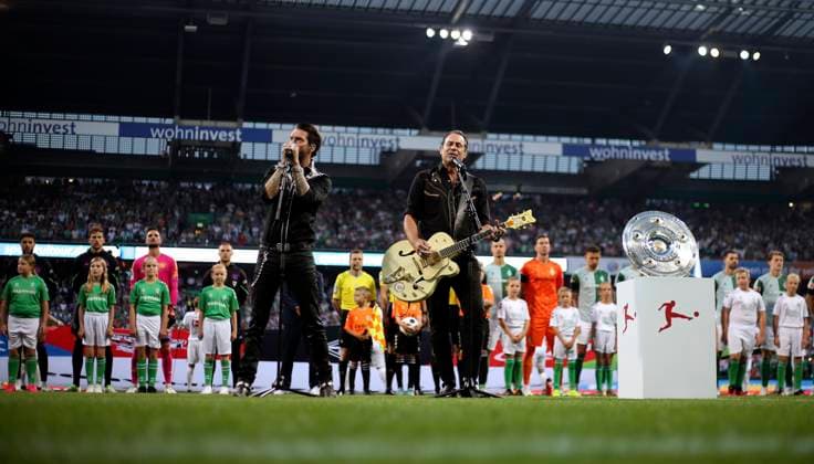 18 08 2023, Football 1 Bundesliga 2023 2024, 1 matchday, SV Werder Bremen FC Bayern Munich, at Wohninvest Weserstadion Bremen Singers from Boss Hoss perform the German national anthem on the pitch before the match, Alec Völkel, vocals, rhythm guitar, Sascha Vollmer DFL and DFB regulations prohibit any use of photographs as image sequences and or quasi video