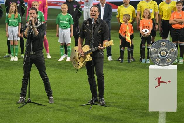 Alec Voelkel and Sascha Vollmer from The Boss Hoss sing the national anthem ,SV Werder Bremen FC Bayern Muenchen, football, Bundesliga, DFL, 18 08 2023 DFB regulations prohibit any use of photographs as image sequences and or quasi video Bremen Bremen Germany Copyright: xkolbert-press BurghardxSchreyerx