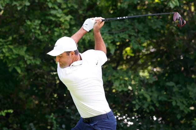OLYMPIA FIELDS, IL - AUGUST 18: PGA, Golf Herren golfer Scottie Scheffler hits his tee shot on the 4th hole during the second round of the BMW Championship Fed Ex Cup Playoffs on August 18th, 2023, at Olympia Fields Country Club in Olympia Fields, Illinois. (Photo by Brian Spurlock Icon Sportswire) GOLF: AUG 18 PGA - BMW Championship EDITORIAL USE ONLY Icon230818046