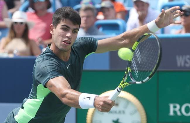 Carlos Alcaraz of Spain in action against Max Purcell of the Australia during the quarter-final round of the Western and Southern Open at the Lindner Family Tennis Center in Mason Ohio USA, 18 August 2023. Western and Southern Open !ACHTUNG: NUR REDAKTIONELLE NUTZUNG!  Copyright: xMARKxLYONSx AME2419 20230818-55011728085_1