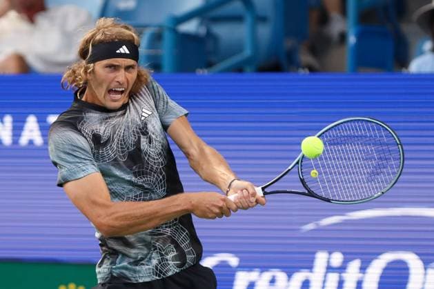 Sport Bilder des Tages CINCINNATI, OH - AUGUST 18: Alexander Zverev of Germany hits a backhand during the quarterfinal round at the Western & Southern Open at Lindner Family Tennis Center on August 18, 2023 in Mason, Ohio. (Photo by Ian Johnson Icon Sportswire) TENNIS: AUG 18 Western & Southern Open EDITORIAL USE ONLY Icon230818093