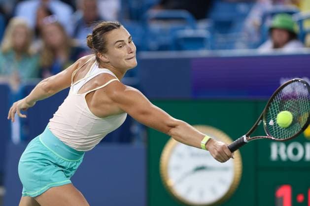 Sport Themen der Woche KW33 Sport Bilder des Tages CINCINNATI, OH - AUGUST 18: Aryna Sabalenka of Belarus hits a backhand during the quarterfinal round at the Western & Southern Open at Lindner Family Tennis Center on August 18, 2023 in Mason, Ohio. (Photo by Ian Johnson Icon Sportswire) TENNIS: AUG 18 Western & Southern Open EDITORIAL USE ONLY Icon230818108