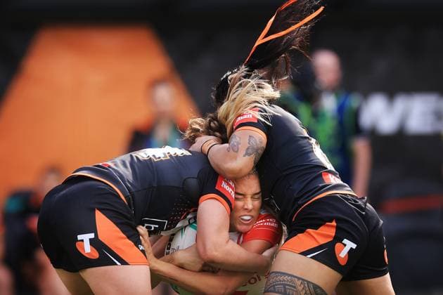 Sport Themen der Woche KW33 Sport Bilder des Tages NRLW TIGERS DRAGONS, Teagan Berry of the Dragons is tackled during the NRLW Round 5 match between the Wests Tigers Women and the St. George Illawarra Dragons at CommBank Stadium in Sydney, Saturday, August 19, 2023. ( NO ARCHIVING, EDITORIAL USE ONLY, NO USE IN BOOKS WITHOUT CONSENT SYDNEY NEW SOUTH WALES AUSTRALIA  Copyright: xMARKxEVANSx 20230819001832642638