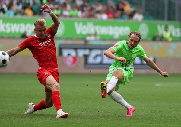 Sport Themen der Woche KW33 Sport Bilder des Tages VfL vs. Heidenheim, 1. BL Wolfsburg, 19.08.2023, FUßBALL - VfL Wolfsburg vs. 1. FC Heidenheim 1846, 1. BL, Saison 2023 24. Lennard Maloney (Heidenheim), Lovro Majer (VfL Wolfsburg) Wolfsburg *** VfL vs Heidenheim, 1 BL Wolfsburg, 19 08 2023, FOOTBALL VfL Wolfsburg vs 1 FC Heidenheim 1846, 1 BL, season 2023 24 Lennard Maloney Heidenheim , Lovro Majer VfL Wolfsburg Wolfsburg