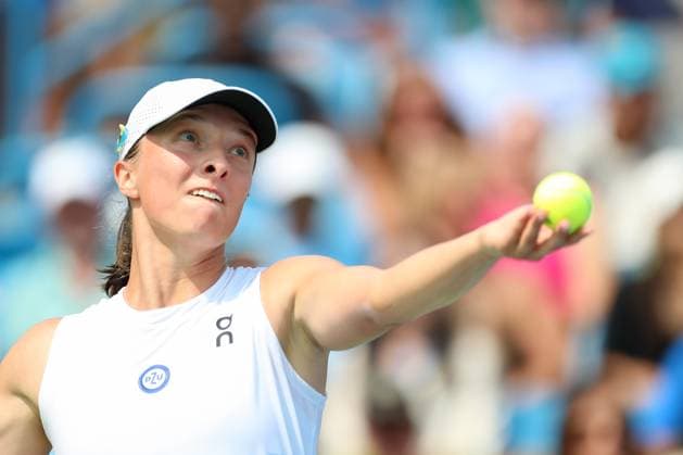 CINCINNATI, OH - AUGUST 19: Iga Swiatek of Poland serves in the semifinal round at the Western & Southern Open at Lindner Family Tennis Center on August 19, 2023 in Mason, Ohio. (Photo by Ian Johnson Icon Sportswire) TENNIS: AUG 19 Western & Southern Open EDITORIAL USE ONLY Icon230819009