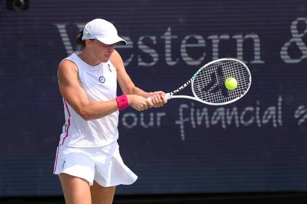 CINCINNATI, OH - AUGUST 19: Iga Swiatek of Poland hits a backhand during the semifinal round at the Western & Southern Open at Lindner Family Tennis Center on August 19, 2023 in Mason, Ohio. (Photo by Ian Johnson Icon Sportswire) TENNIS: AUG 19 Western & Southern Open EDITORIAL USE ONLY Icon230819015