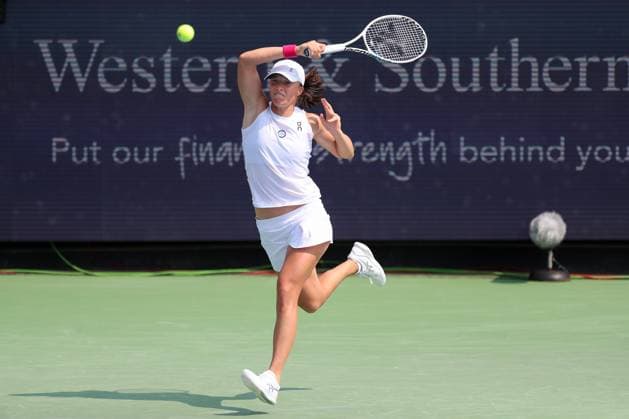 CINCINNATI, OH - AUGUST 19: Iga Swiatek of Poland hits a forehand during the semifinal round at the Western & Southern Open at Lindner Family Tennis Center on August 19, 2023 in Mason, Ohio. (Photo by Ian Johnson Icon Sportswire) TENNIS: AUG 19 Western & Southern Open EDITORIAL USE ONLY Icon230819017