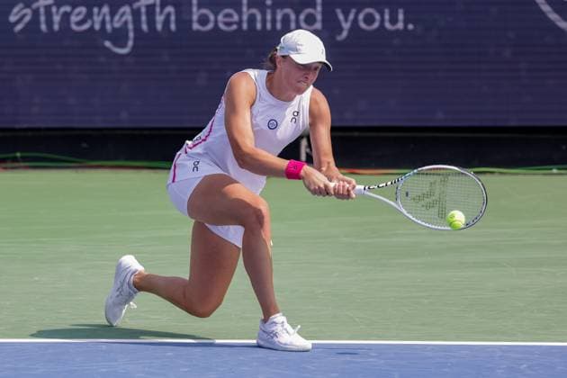 August 19, 2023, Mason, Ohio, USA: Iga Swiatek (POL) hits a two-handed backhand during SaturdayÃ¢â‚¬â ¢s round of the Western and Southern Open at the Lindner Family Tennis Center, Mason, Oh. Mason USA - ZUMAs304 20230819_zaf_s304_054 Copyright: xScottxStuartx