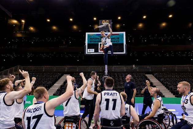 Bilder des Jahres 2023, Sport 08 August Sport Themen der Woche KW33 European Para Championships Rollstuhlbasketball, Siegerehrung Herren; 19.08.2023 ROTTERDAM, NIEDERLANDE 19. August 2023 - European Para Championships Rollstuhlbasketball, Siegerehrung Herren im Rotterdam Ahoy in Rotterdam, Niederlande. Lee Fryer (Grossbritannien, 18) schneidet unter Jubel seiner Teamkollegen das Netz herunter *** European Para Championships Wheelchair Basketball, Presentation Ceremony Men 19 08 2023 ROTTERDAM, NETHERLANDS 19 August 2023 European Para Championships Wheelchair Basketball, Presentation Ceremony Men at Rotterdam Ahoy in Rotterdam, Netherlands Lee Fryer Great Britain, 18 cuts down the net to the cheers of his teammates Copyright: xBEAUTIFULxSPORTS Wunderlx