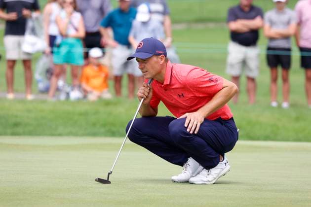OLYMPIA FIELDS, IL - AUGUST 19: PGA, Golf Herren golfer Jordan Spieth lines up a putt on the 8th hole during the third round of the BMW Championship Fed Ex Cup Playoffs on August 19th, 2023, at Olympia Fields Country Club in Olympia Fields, Illinois. (Photo by Brian Spurlock Icon Sportswire) GOLF: AUG 19 PGA - BMW Championship EDITORIAL USE ONLY Icon230819005
